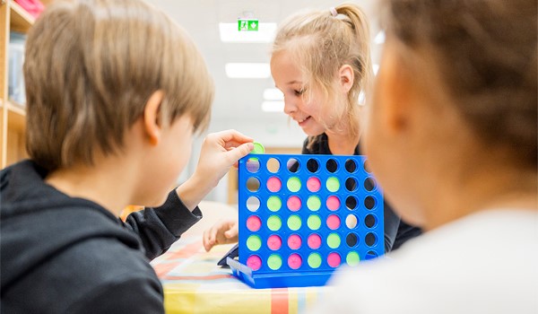 Pienimmätkin oppilaat tietävät, mitä varten koulun käytäviltä löytyy vihreitä poistumisopasteita