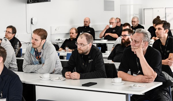 Lainsäädäntö sekä laitevalmistajat edellyttävät alan ammattilaisilta jatkuvaa kouluttautumista