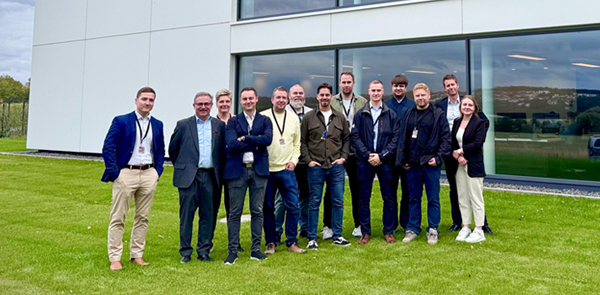 Began isäntien kanssa yhteiskuvassa