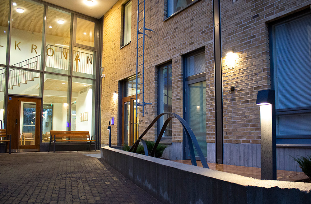 Bega ulkovalaisimet Folkh&auml;lsan Gullkronan pihalla