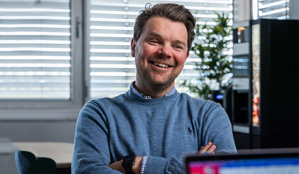 Hvis vi ikke gidder å spise lunsj sammen, hvordan kan vi da løse problemer sammen? spør Steinar.